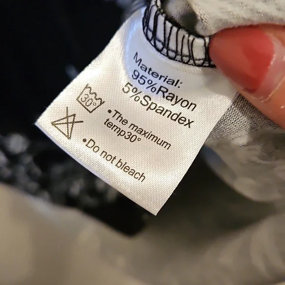 Anyally Black and White Floral V Neck Blouse. NWT - Picture 4 of 4